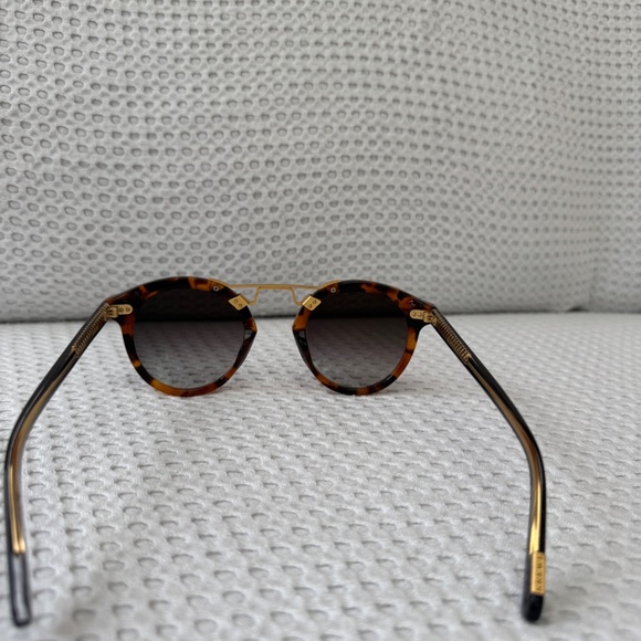Krewe Sunglasses St. Louis STL II | HAVANA + BLACK AND CRYSTAL 24K - Picture 3 of 5